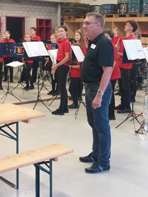 Verwaltungsratspräsident Emil Bartholet begrüsste vor der Jugendmusik Sennwald die zahlreichen Besuche- rinnen und Besucher des Musikständchens.
