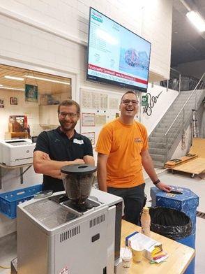 Funkenmeister Ulrich Bühler (links im Bild) kennt sich nicht nur aus beim Holzen, sondern verstand es auch, vorzüglichen Kaffee herzustellen