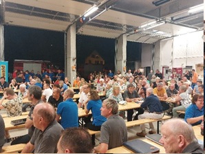 Besucherinnen und Besucher des Musikständchens