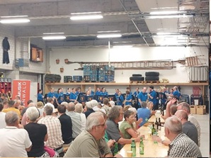 Besucherinnen und Besucher des Musikständchens